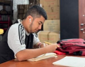 Estudiantes de quinto en sus prácticas preprofesionales